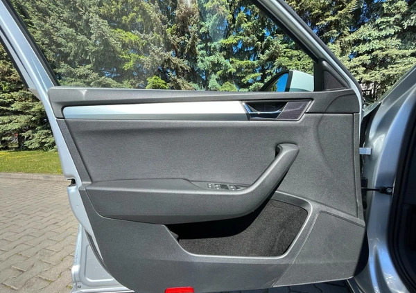 Skoda Superb cena 82900 przebieg: 125000, rok produkcji 2019 z Elbląg małe 436
